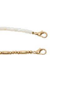 Łańcuszek z metalowymi elementami w kolorze złotym, z naprzemiennymi białymi kwadratowymi koralikami i złotymi cylindrycznymi koralikami oraz z karabińczykami na każdym końcu.
