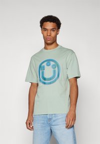 HUGO NAKOREE - Μπλουζάκι με στάμπα - light/pastel green