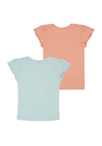 Dwie koszulki z krótkim rękawem: jedna w jasnoniebieskim kolorze z falbanowymi rękawami, a druga w koralowo-pomarańczowym z podobnymi falbanami, obie z miękkiej bawełny.