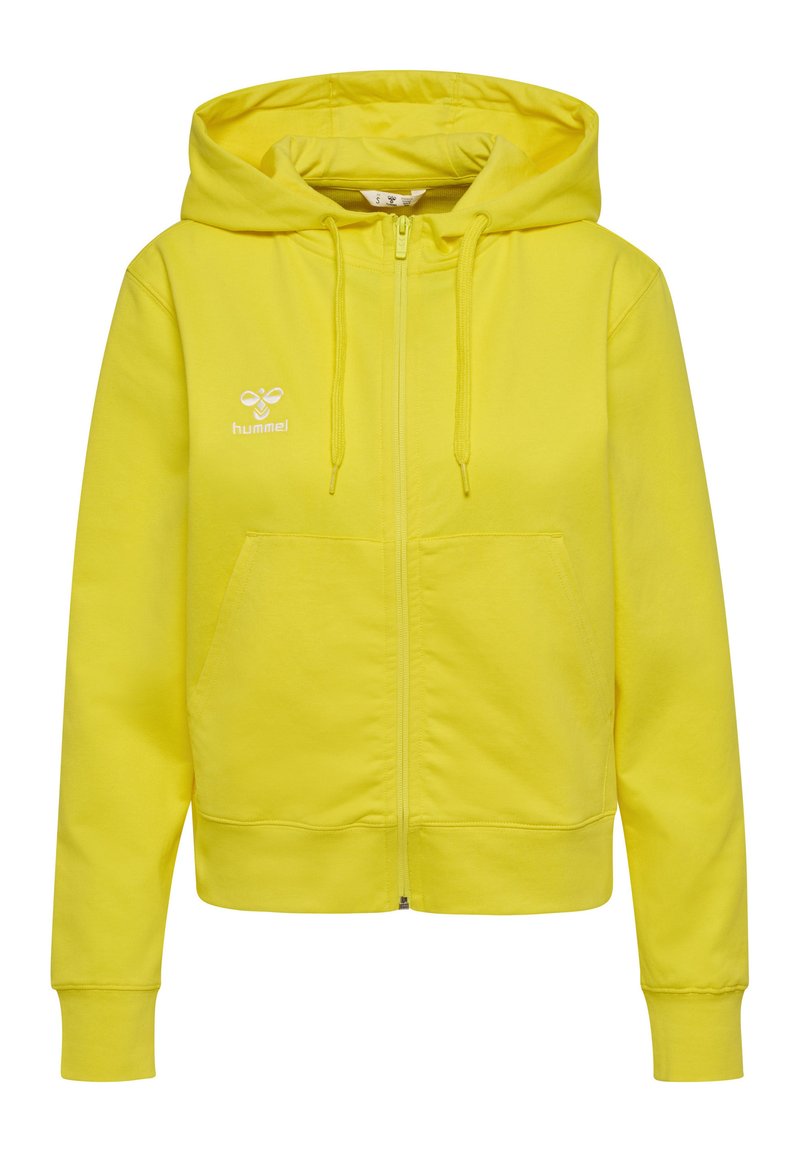 Hoodie zippé jaune fait en tissu doux, comportant une capuche avec cordon de serrage, des poches kangourou et un petit logo blanc sur la poitrine gauche.