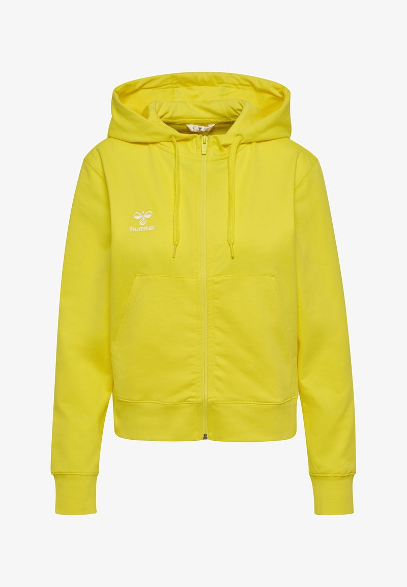 Hoodie zippé jaune fait en tissu doux, comportant une capuche avec cordon de serrage, des poches kangourou et un petit logo blanc sur la poitrine gauche.