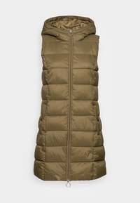Gepolsterte olivgrüne Weste mit Kapuze, ausgestattet mit einem frontalen Reißverschluss, Taschen mit Druckknöpfen und horizontalen Steppnähten zur Isolierung.