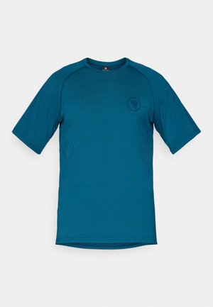 T-shirt teal à manches courtes, fabriqué en tissu lisse. Doté d'un col rond et d'un logo sur la partie gauche de la poitrine. Design globalement simple.