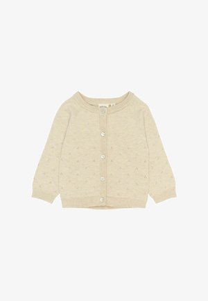 Beige neulottu neuletakki, jossa on pyöreä pääntie ja viisi nappia. Tässä on hieno pistekuvio ja ribbireunat hihansuissa ja helmassa.