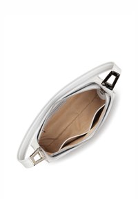 Borsa a mano in pelle bianca con chiusura zip, tasche interne, texture liscia e un accento metallico rettangolare sulla tracolla. Interno beige.