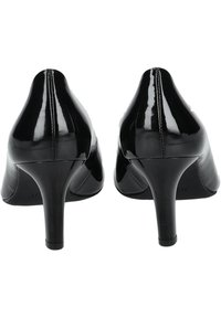 Tacchi alti in vernice nera con punta affilata e tacco a stiletto di 10 cm. Texture liscia con dettagli di cucitura discreti lungo la parte posteriore.