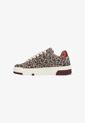 Leopardprint sneaker met een gestructureerd suède bovenwerk, crèmekleurige veters en een bordeauxrode hielaccent. Beschikt over een witte tussenzool en rubberen buitenzool.