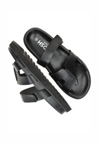 Zwarte sandalen met twee brede banden en een textuur onderaan. Gemaakt van glad materiaal, met een open-teen ontwerp en verstelbare sluitingen.