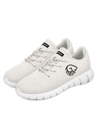 Helles graue Stoff-Sneaker mit runder Spitze, flacher weißer Sohle und schwarzem Logo an der Seite. Mit passenden Schnürsenkeln und weicher Textur.