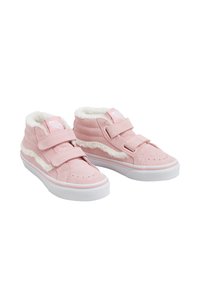 Zapatillas altas de ante rosa con dos correas de Velcro, forro de pelo sintético blanco y suela de goma. Presenta detalles de costura y una etiqueta con logo.