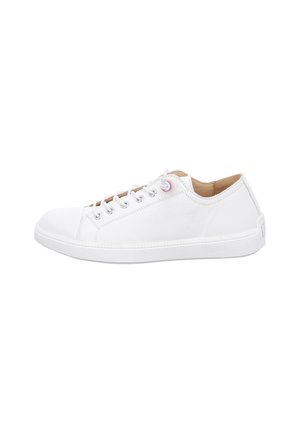 Baskets en cuir blanc avec une texture lisse, bout rond, semelle en caoutchouc et œillets ton sur ton ; présente un détail subtil en rose sur les lacets.