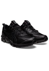 Černé sportovní boty s texturovaným síťovaným svrškem, elegantním designem, reflexními doplňky a členěnou gumovou podrážkou pro odpružení.