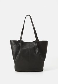 Borsa a tracolla in pelle nera con superficie texturizzata, due manici lunghi e design aperto. Forma semplice e pratica.