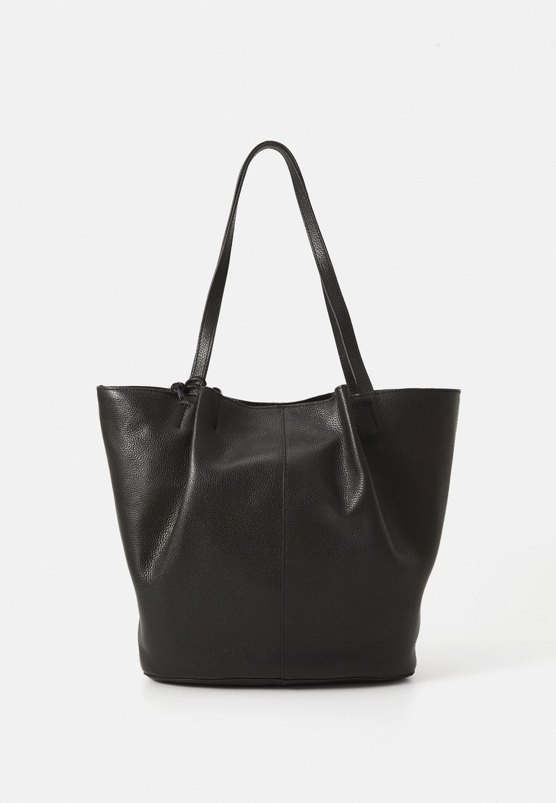 Borsa a tracolla in pelle nera con superficie texturizzata, due manici lunghi e design aperto. Forma semplice e pratica.