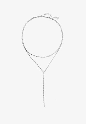 Silberne mehrlagige Halskette mit einem Y-förmigen Design und strukturierten Ketten. Verstellbare Länge mit einem Kettenverlängerer und einem kleinen Herzen-Anhänger.