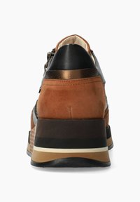 Sneakers en suède brun et cuir noir avec un accent métallique, dotés d'un talon épais et d'une semelle en caoutchouc, conçus avec un schéma de couleurs contrastées.
