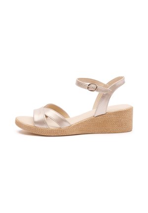 - Sandały na koturnie