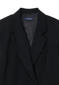 Blazer noir avec un col cranté, une poche poitrine simple et une texture lisse. Doublure intérieure noire. Étiquette de la marque "PIOMBO" au niveau du cou.