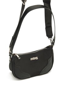 Borsa a spalla nera con finitura liscia. Corpo in tessuto e dettagli in pelle. Finiture in argento con chiusura a zip. Logo visibile sul fronte.
