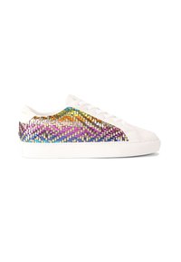 Witte sneakers met een meerkleurig, geweven metallic patroon aan de zijkant, met een vetersluiting en een getextureerde rubberen zool.