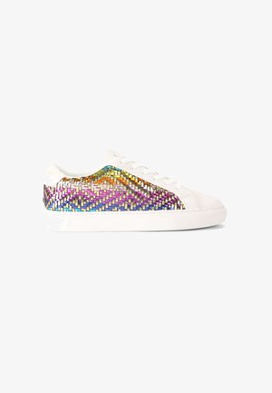 Sneakers bianchi con un motivo metallico intrecciato multicolore sul lato, design con lacci e suola in gomma texturizzata.