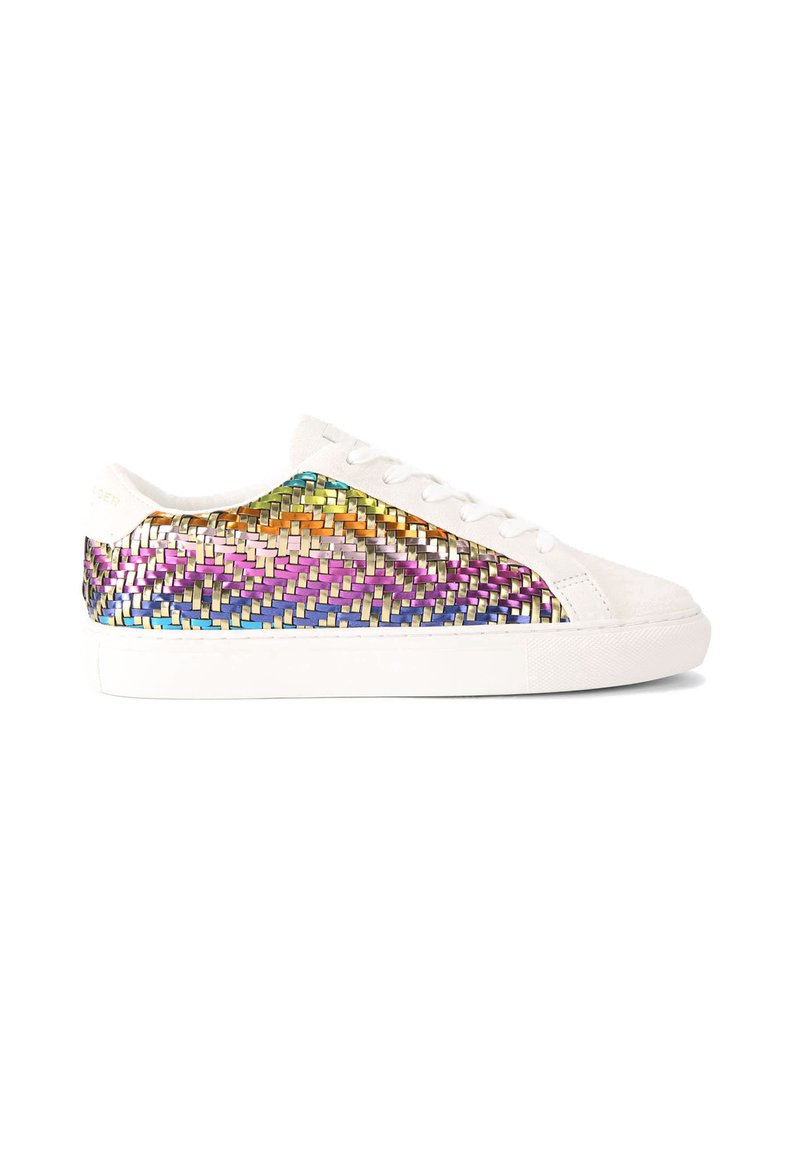 Witte sneakers met een meerkleurig, geweven metallic patroon aan de zijkant, met een vetersluiting en een getextureerde rubberen zool.