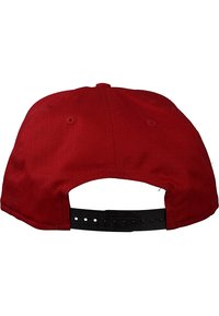Gorra de béisbol roja con una textura de tela lisa, correa ajustable de plástico negro en la parte trasera y agujeros de ventilación.