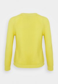 Žlutý pletený svetr, dlouhé rukávy, kulatý výstřih, žebrovaný lem a manžety, textura má jemný vzor, lehký materiál.