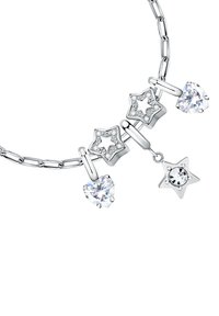 Bracciale in argento a catena con charm a forma di stella e cuore, adornato da gemme trasparenti e dettagli intricati su ciascun charm.