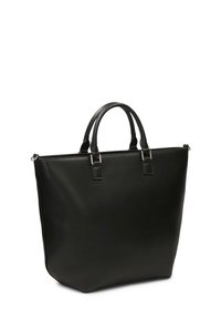 Čierna kožená taška s tvarovanou konštrukciou, dvojitými hornými ušami, striebornými kovovými prvkami a hladkým povrchom. Zips na vrchu.