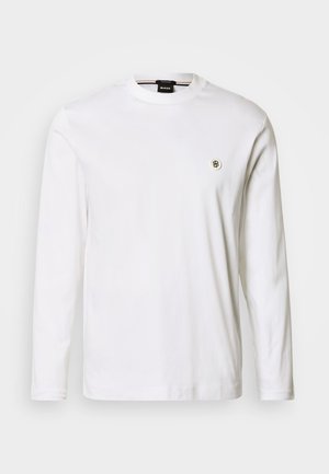 Witte T-shirt met lange mouwen, gemaakt van glad katoen, met een ronde hals en een klein metalen logodetail op de linkerborst.