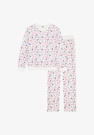 Weißes langärmliges Oberteil und Hose mit roten Herzen, schwarzen Skizzen des Eiffelturms und einem Muster aus geschwungenen französischen Wörtern.