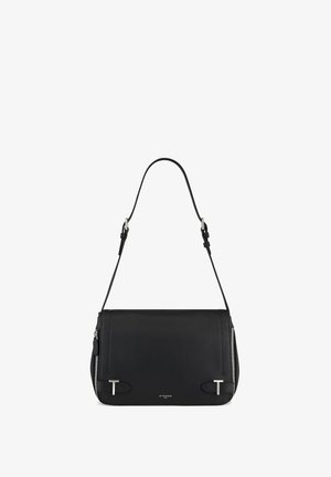 Bolso de hombro de cuero negro con solapa plegable, herrajes en tono plateado, bolsillo lateral con cremallera y correa de hombro ajustable.