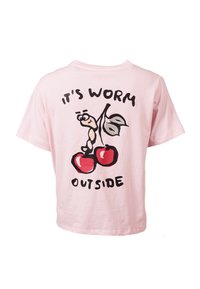 Tricou roz deschis cu un grafic al unui vierme zâmbitor pe două cireșe roșii și textul "E VIERME AFARĂ" pe spate.