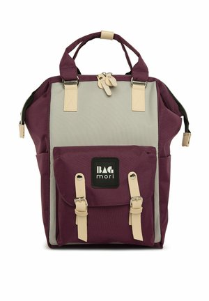 Zaino con corpo bordeaux e parte superiore grigia, realizzato in un tessuto resistente. Presenta una tasca frontale con cinghie, maniglie superiori e una toppa con logo.