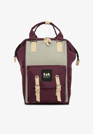 Bordó testű és szürke tetejű hátizsák, tartós szövetből készült. Elöl zsebbel, pántokkal, felső fogantyúkkal és logó folttal rendelkezik.