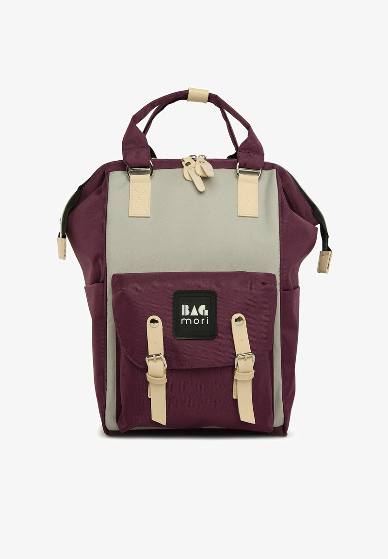 Mugursoma ar bordo krāsu un pelēku augšējo daļu, izgatavota no izturīga auduma. Šī soma ir aprīkota ar priekšējo kabatu ar siksnām, augšējiem rokturiem un logotipa uzlīmi.