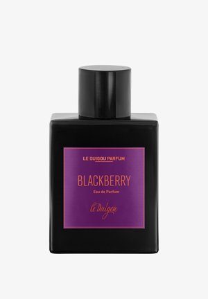 Schwarzer Parfümflakon mit mattem schwarzen Deckel. Lila Etikett mit "BLACKBERRY" in orangefarbener Schrift, darunter "Eau de Parfum" und der Markenname.