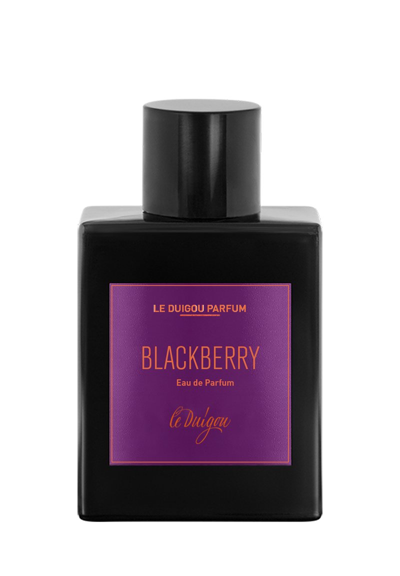 Schwarzer Parfümflakon mit mattem schwarzen Deckel. Lila Etikett mit "BLACKBERRY" in orangefarbener Schrift, darunter "Eau de Parfum" und der Markenname.