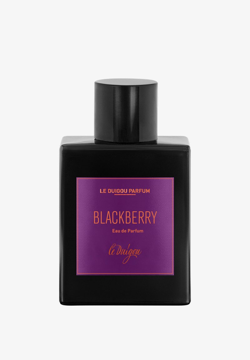 Schwarzer Parfümflakon mit mattem schwarzen Deckel. Lila Etikett mit "BLACKBERRY" in orangefarbener Schrift, darunter "Eau de Parfum" und der Markenname.