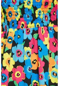 Kangas gaun berbunga berwarna-warni dengan bunga biru cerah, kuning, pink, dan oranye di latar belakang hitam, menampilkan detail gesut dan berkerut.