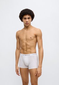 Γκρι βαμβακερά boxer briefs με λευκή ελαστική ζώνη μέσης που φέρει το λογότυπο "TOMMY HILFIGER". Σχεδίαση που αγκαλιάζει το σώμα με λεία υφή.