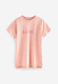 Lyserød kortærmet t-shirt lavet af bomuld, med ordet "BAKER" trykt i mørkere pink på forsiden. Klassisk crew neck design.