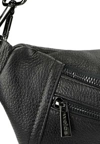 Borsa a spalla in pelle nera con finitura texture, dotata di tasca frontale con zip e dettagli in metallo.