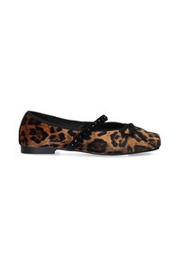 Bailarinas de ante sintético con estampado de leopardo, con una cinta negra y un lazo decorativo, y una suela baja y plana para mayor comodidad.