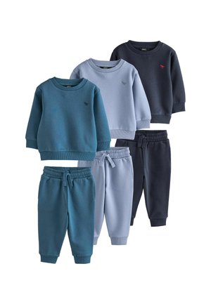 Tre sæt børns langærmede sweatshirts og joggers i teal, lyseblå og marineblå med små broderede dyrelogoer.