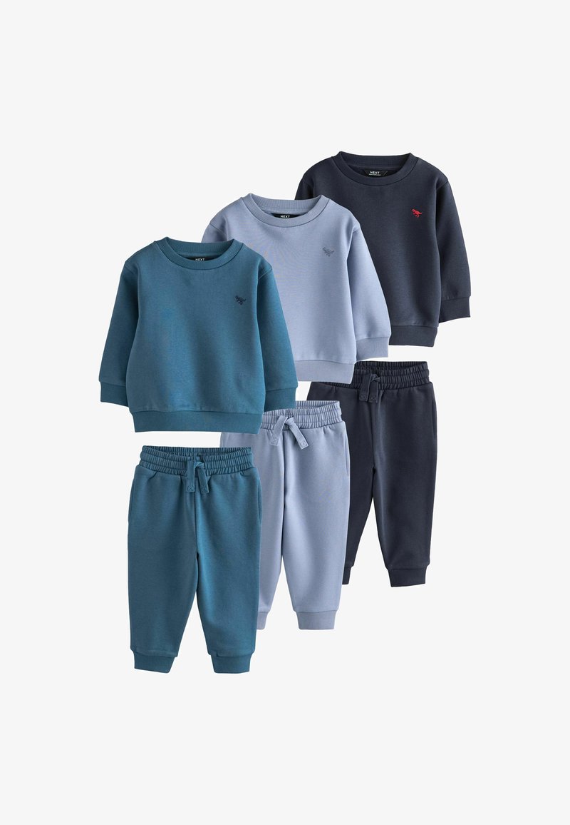 Trois ensembles de sweat-shirts à manches longues et de joggeurs pour enfants en teal, bleu clair et marine avec de petits logos d'animaux brodés.