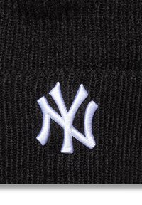 Bonnet en tricot noir avec une texture côtelée, arborant un logo "NY" brodé en blanc à l'avant pour le branding.