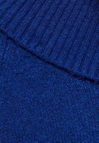 Dzianinowy niebieski materiał z prążkowaną strukturą, kontrastujące tekstury z gładkimi i teksturowanymi obszarami, miękkie i lekko teksturowane wykończenie.