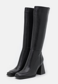 Botas altas pretas até ao joelho, feitas de couro liso, com ponta quadrada e salto bloco robusto, apresentando costuras mínimas e linhas limpas.